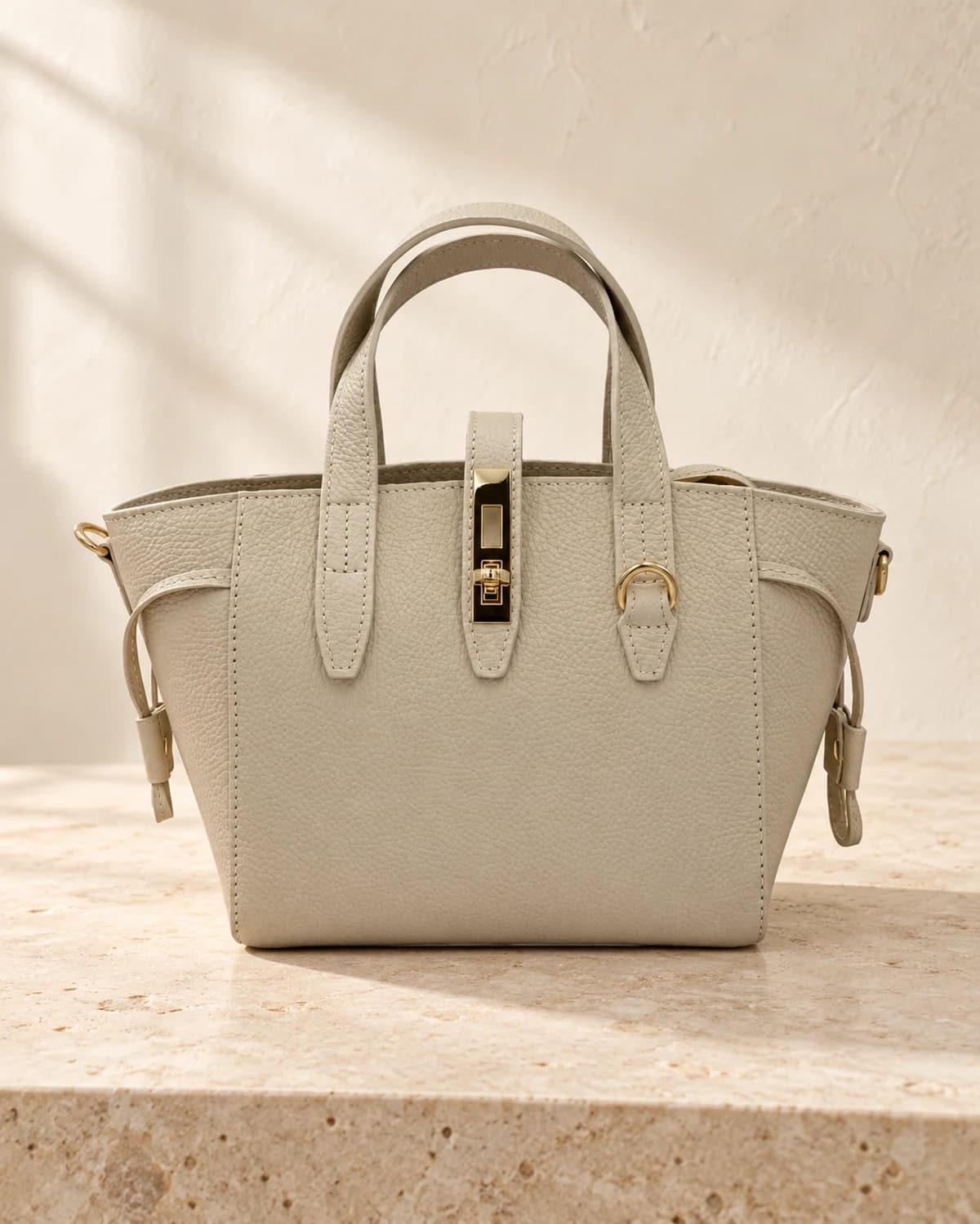 AI-стилизация итальянской модели «Светлый песок» из каталога Bags Boutique — это не сумка Mattioli